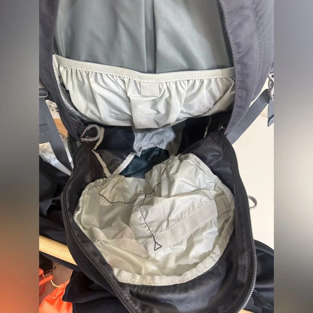 OSPREY Daylite Backpack in Black and Dark Gray